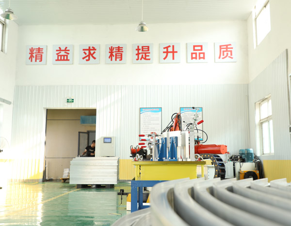 裝飾材料中的北京鋁方通拉彎工藝的好處是產品比較美觀，同時拉彎后也不會有凹陷、鼓泡等問題！