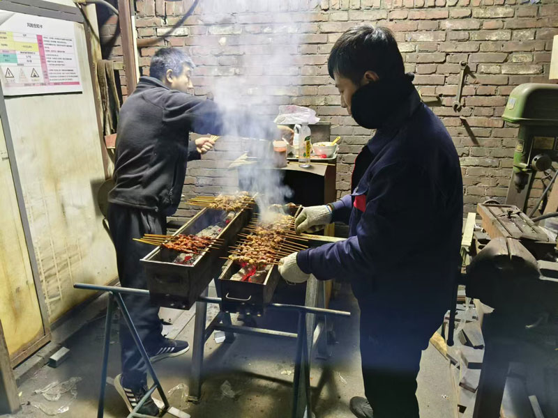 北京型材拉彎廠感恩在嚴(yán)寒中堅(jiān)守崗位的勞動(dòng)者們 北京型材拉彎廠感恩在嚴(yán)寒中堅(jiān)守崗位的勞動(dòng)者們