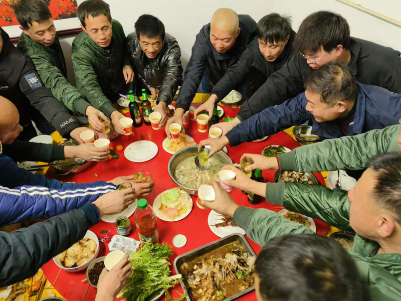 北京型材拉彎廠感恩在嚴(yán)寒中堅(jiān)守崗位的勞動(dòng)者們 北京型材拉彎廠感恩在嚴(yán)寒中堅(jiān)守崗位的勞動(dòng)者們